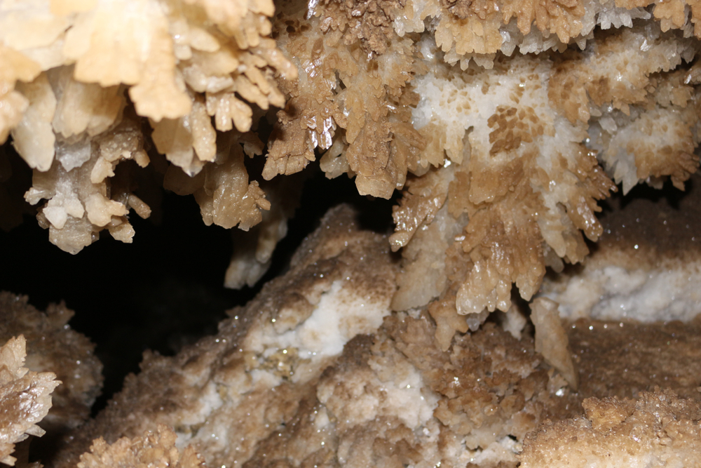 Блискучі кристали печери Атлантида