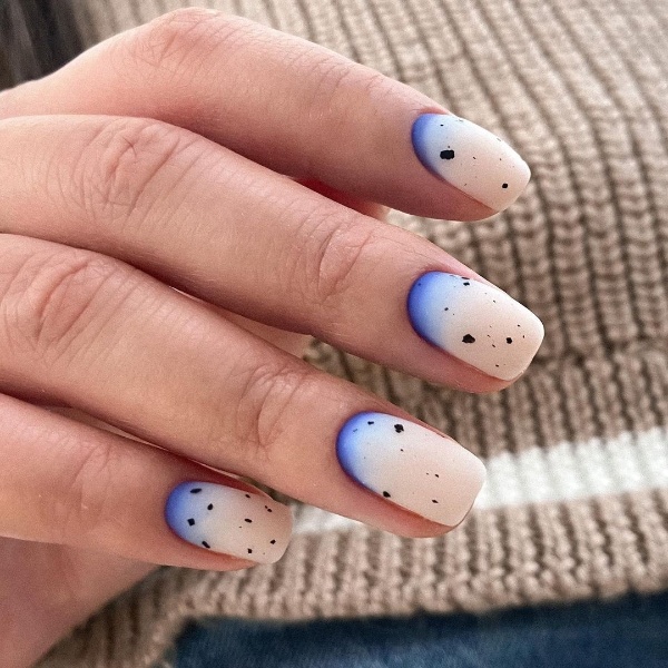 Синьо-білий руфіан і точка  – літній дизайн на нігті будь-якої довжини  