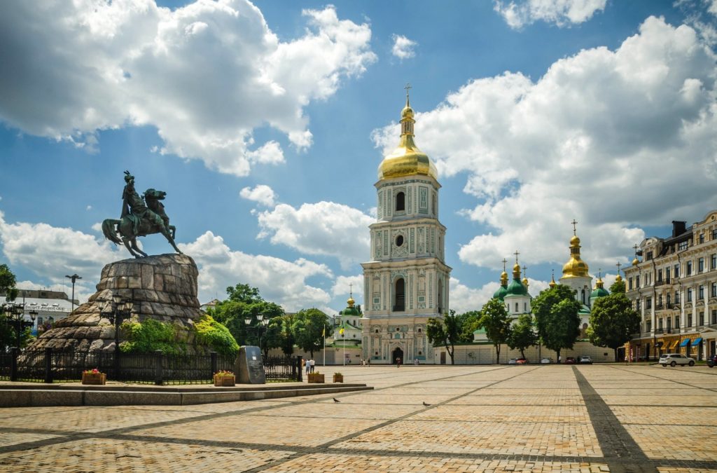 Вид на колокольню Софии Киевской с Софийской площади