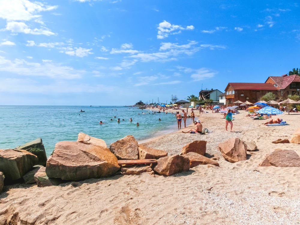 Влітку з дітьми можна поїхати відпочити на піщані пляжі Азовського моря в Бердянську