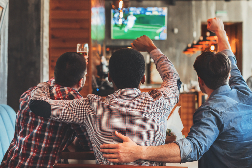 Де подивитися футбол на великому екрані – найкращі бари Києва
