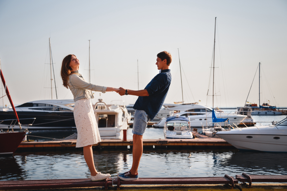 пара на морвокзале