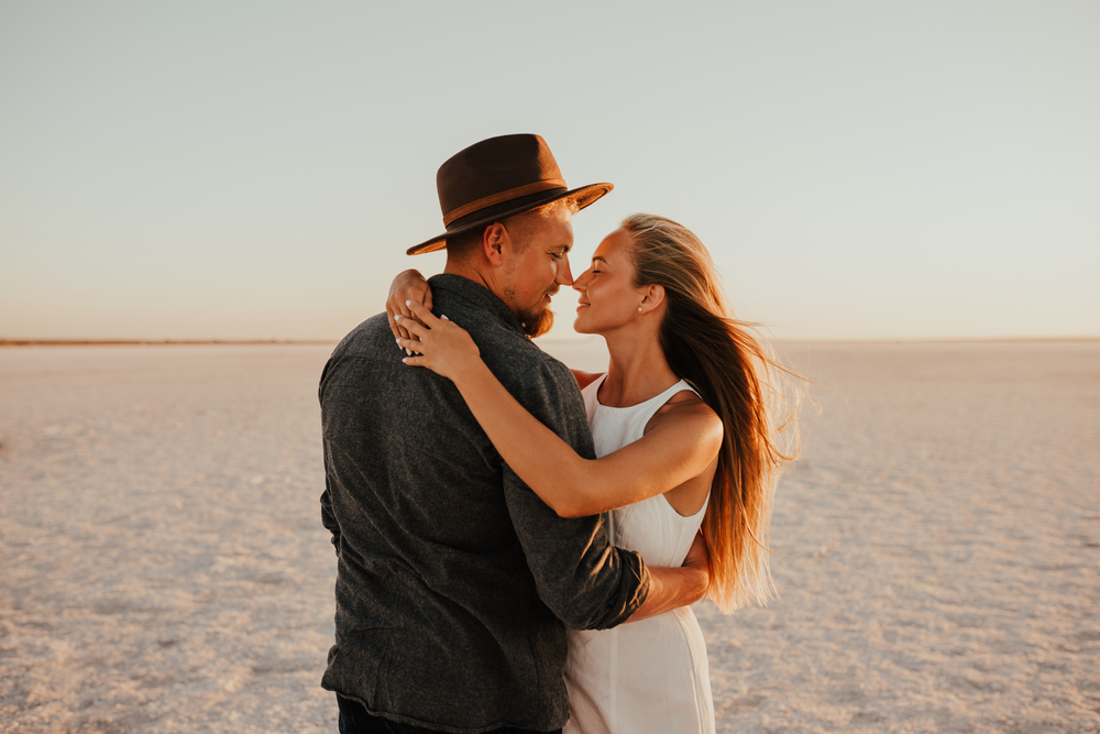 пара на розовом озере