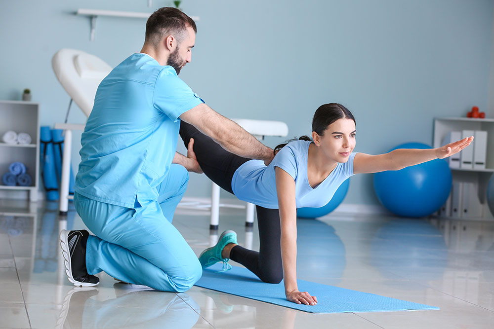 Лечебный массаж и физкультура способствуют лечению сутулости