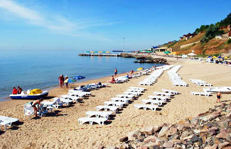 Пляж Совиньон обрастает элитными коттеджными комплексами, но пока вход на пляж бесплатный