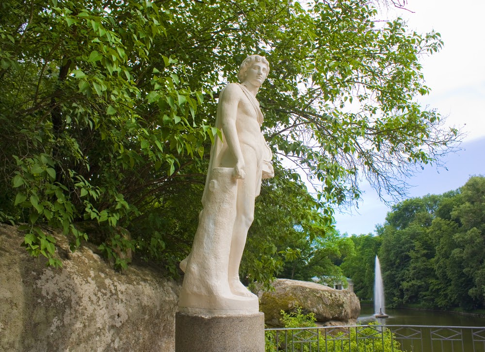Одна з численних статуй, які прикрашають Софіївський парк

