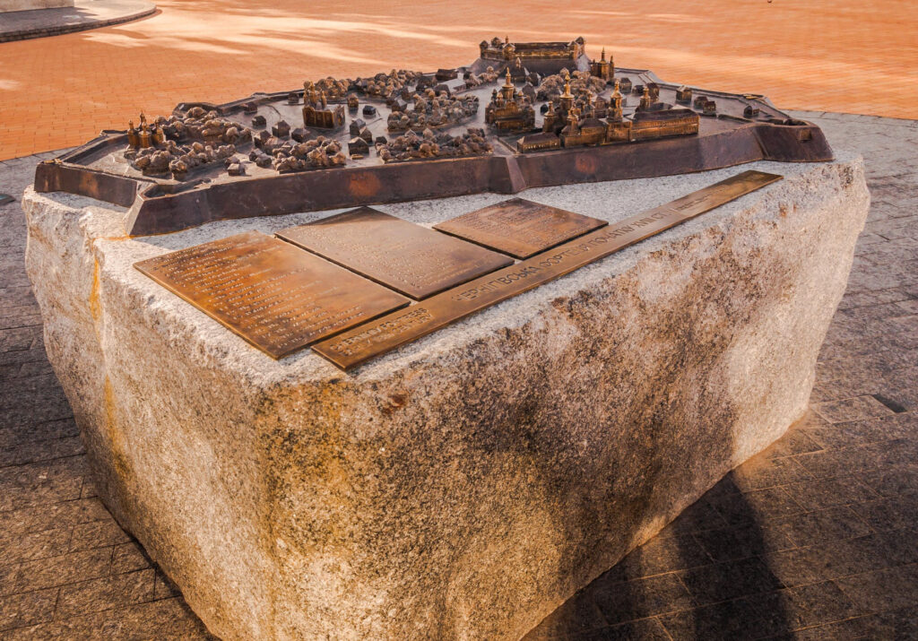 Макет крепости начала XVIII века, установленный на Валу в 2020 году ко Дню города