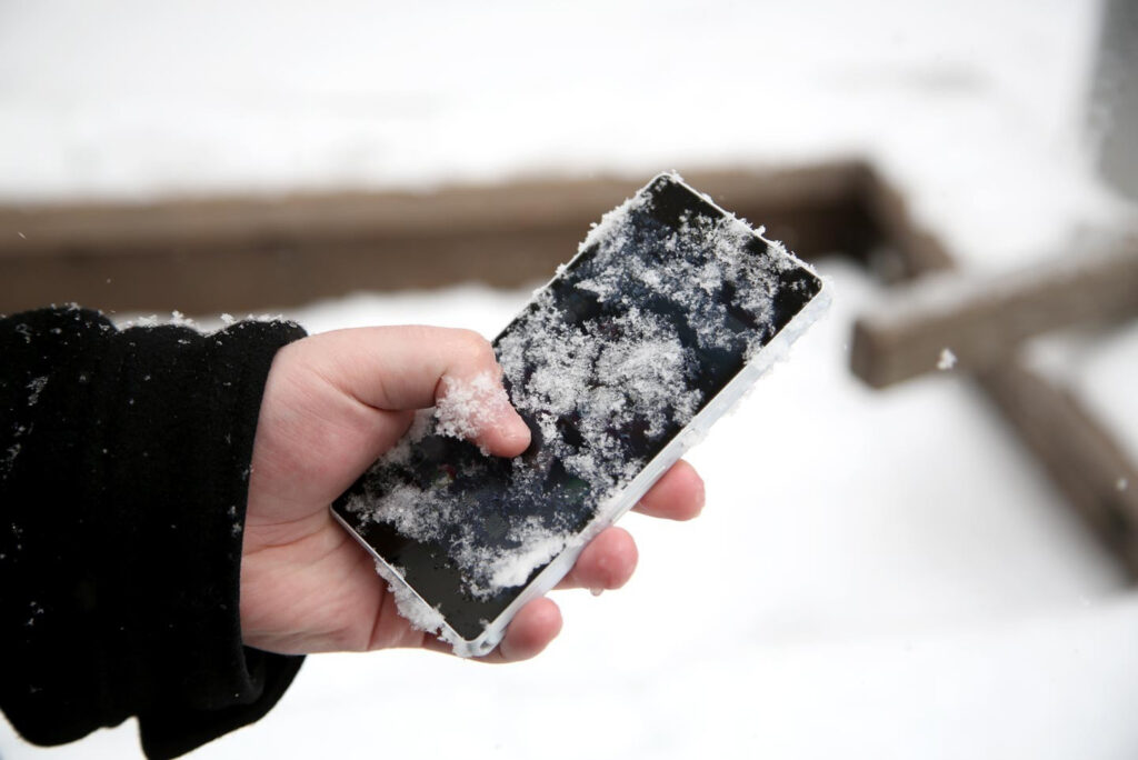 Причиной быстрой разрядки телефона может быть мороз