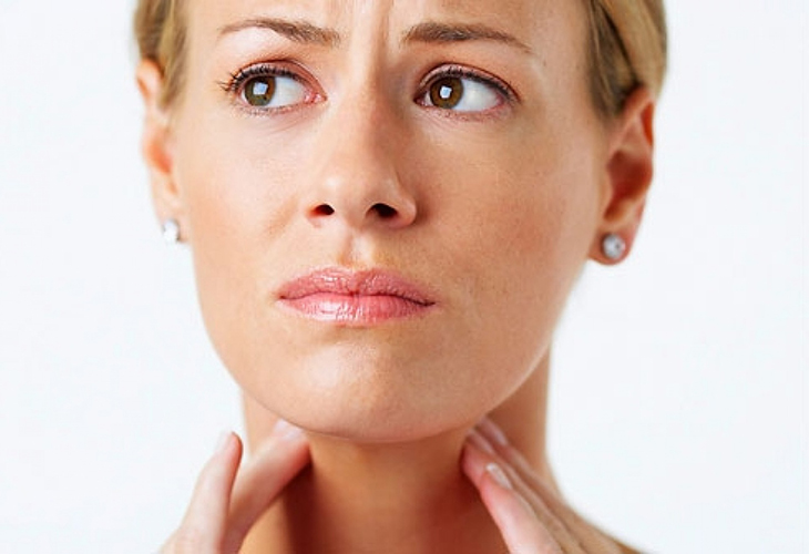 Запах изо рта может быть вызван проблемой с гландами и пазухами носа