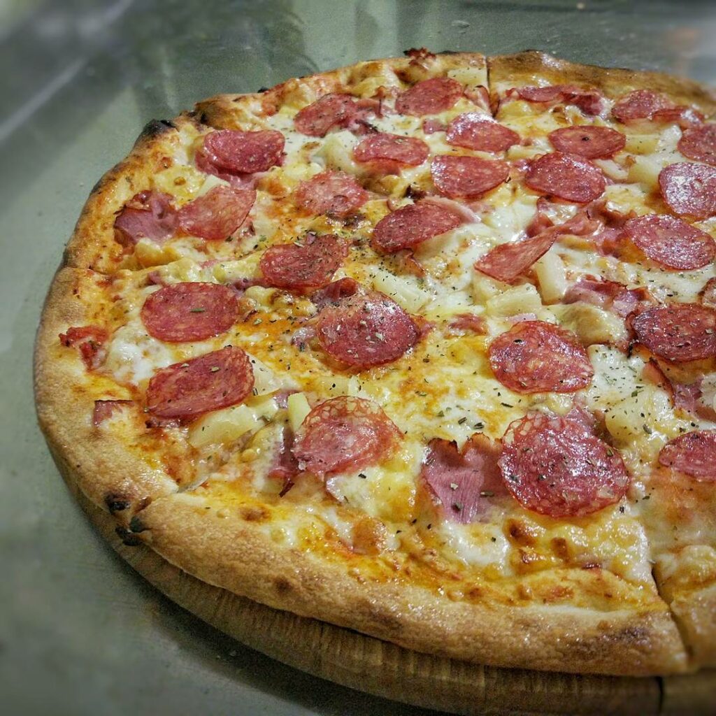 Пицца с салями