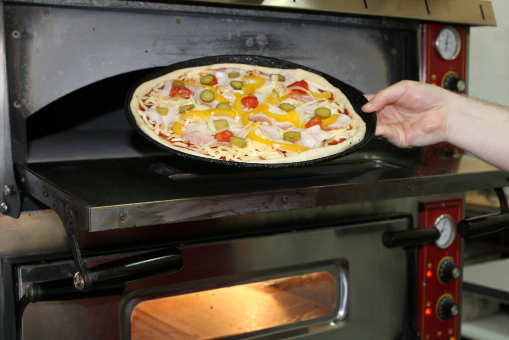 Заготовка пиццы отправляется в печь