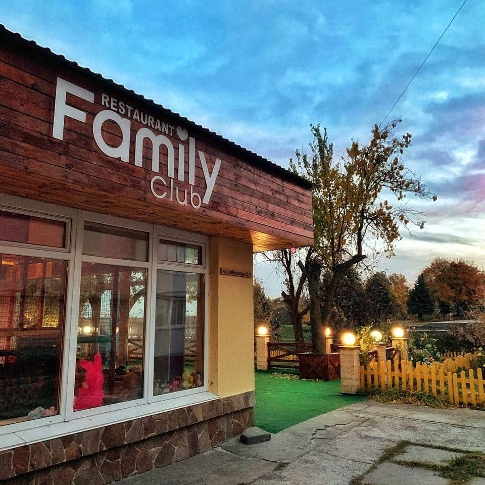 Красивый экстерьер пиццерии Family Club
