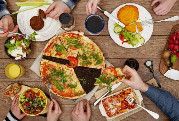Семейный ужин с пиццей