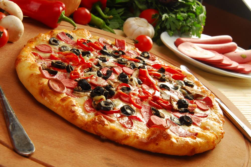 Оливки, перец, колбаски — классическая начинка пиццы «Папа Джон»