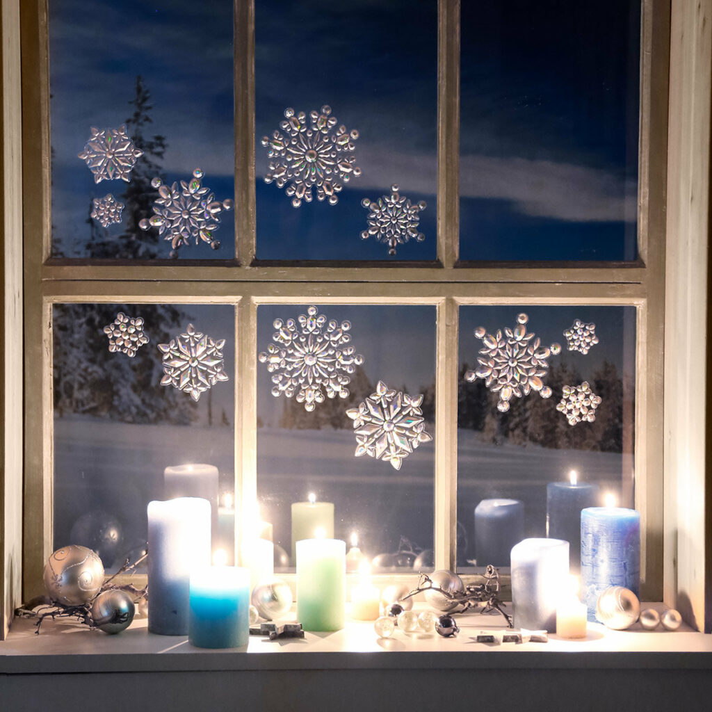 сніжинки з клею на вікні
