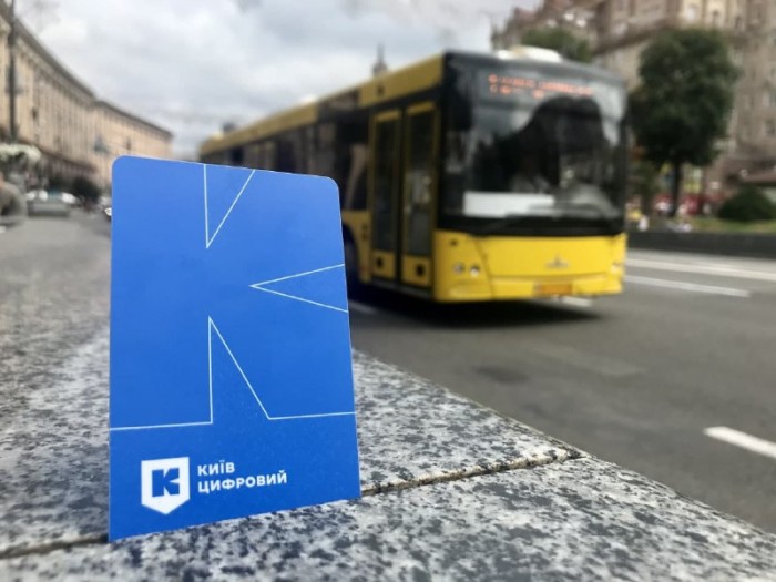 Е-квиток випускається у вигляді синьої безконтактної пластикової картки.