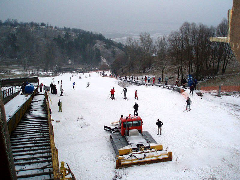 На місці колишнього платного курорту біля столиці залишилася чудова гірка для катання на лижах