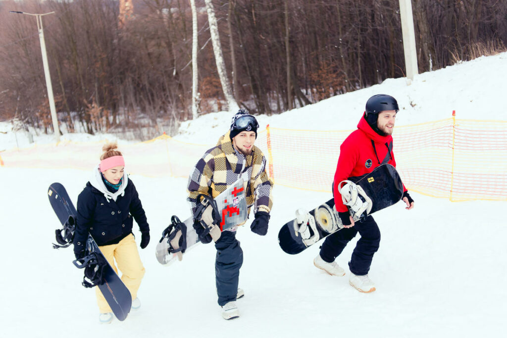 В Голосеевском парке катаются на сноуборде и лыжах