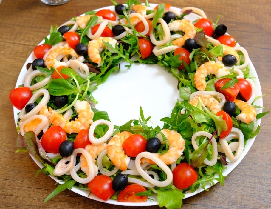 Легкий рецепт салату «Новорічний вінок із кальмарами та креветками»