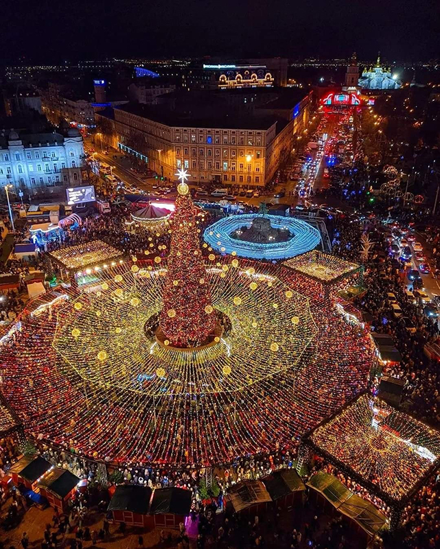 Каток на Софиевской площади в Киеве