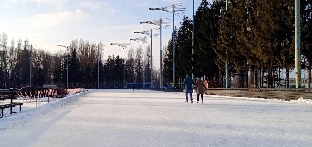 Открытый каток на ледовом стадионе в Киеве