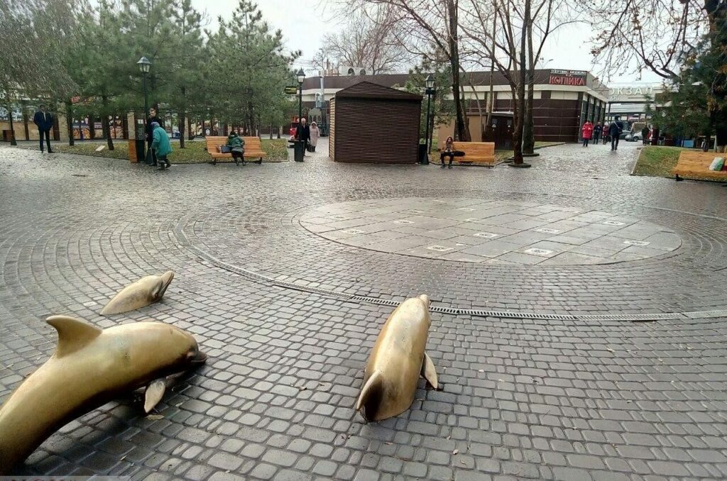 фонтан Дельфины на Старосенной площади