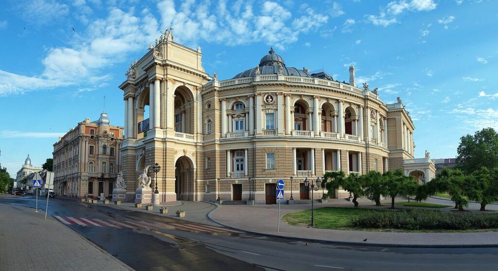 сходить в Одесский оперный театр