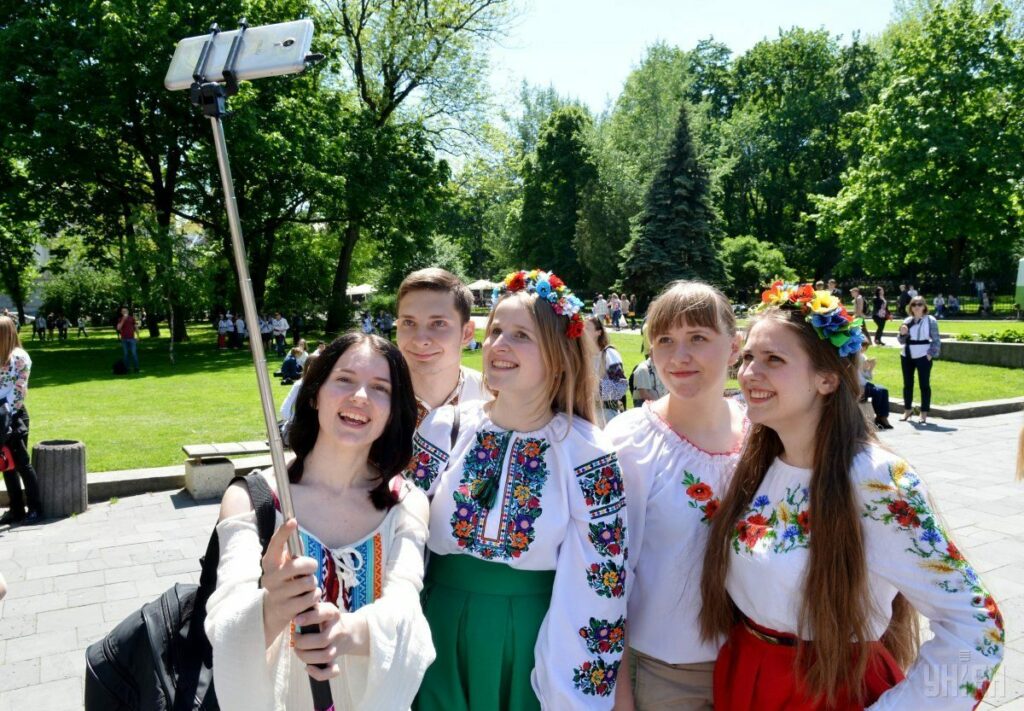 празднование дня вышиванки в Украине