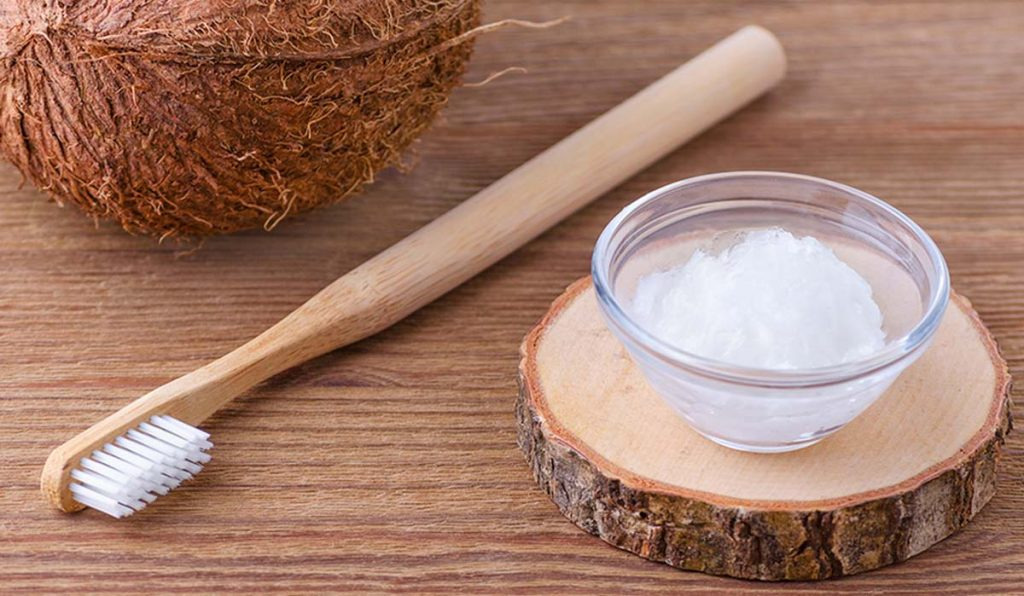 Как отбелить зубы с помощью кокосового масла