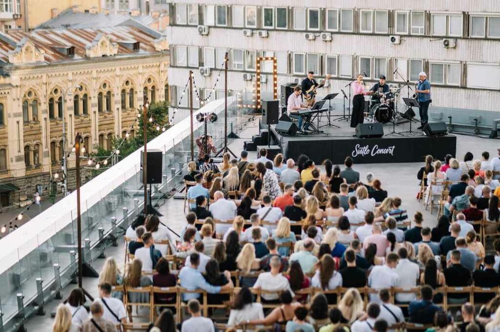 Концерт у дворику Жовтневого Палацу у Києві на День незалежності України