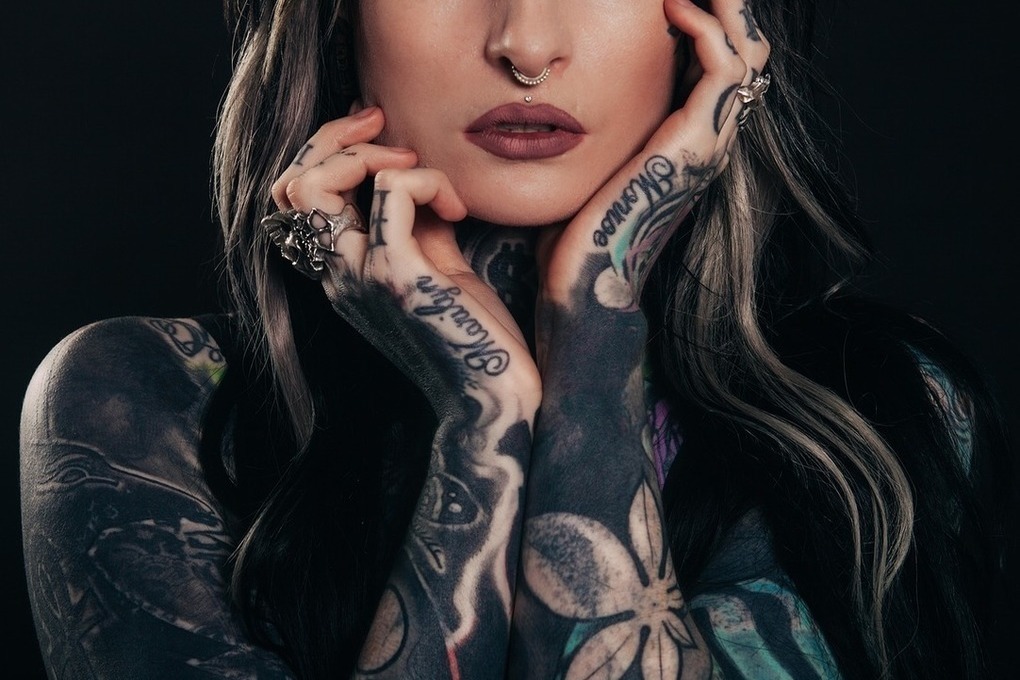 Женские татуировки на руках и шее