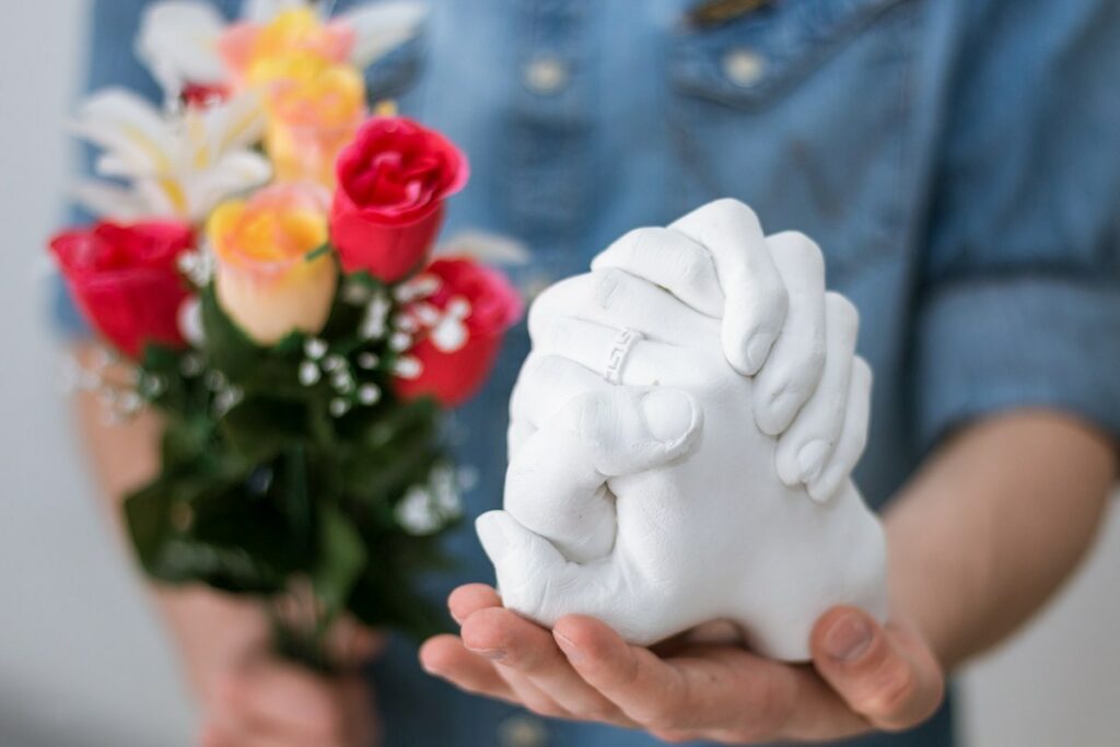Романтическая идея свадебного подарка – набор для создания слепков рук