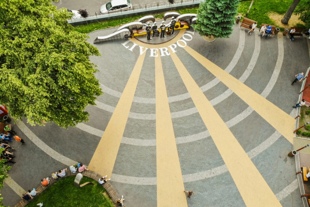 Площадь на Соборной улице в Виннице украшена оригинальной скульптурной группой в честь The Beatles 