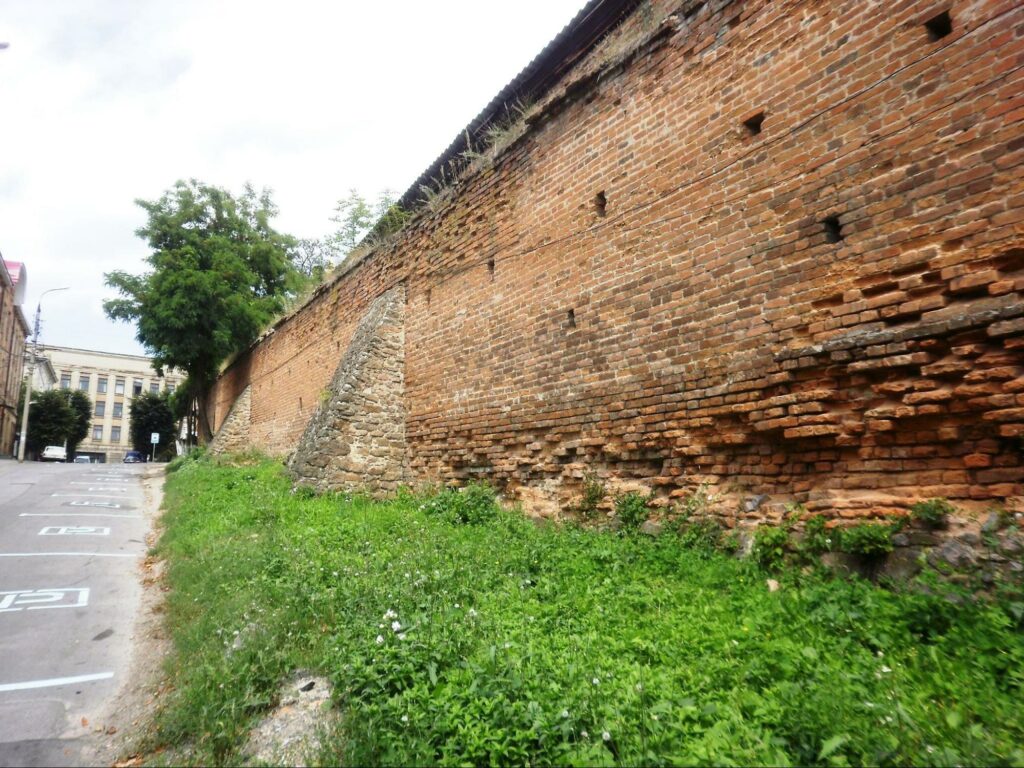 Кирпичные стены старинных винницких фортификаций