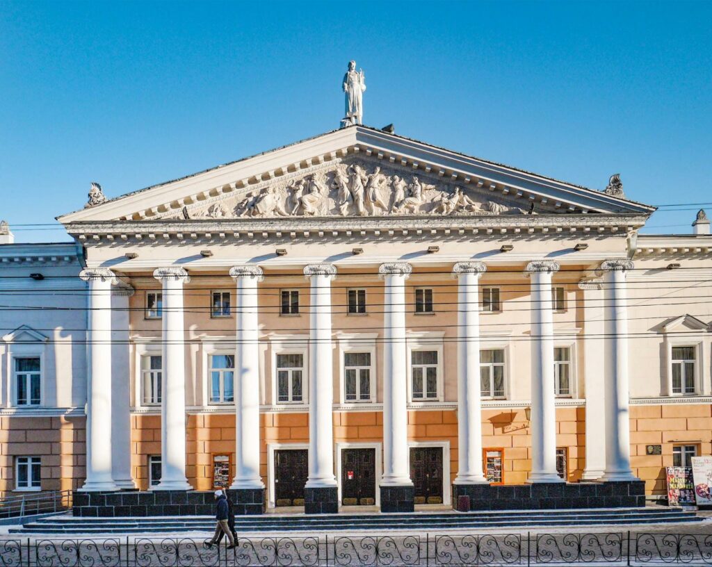Драматический театр в Виннице построен в стиле классицизма