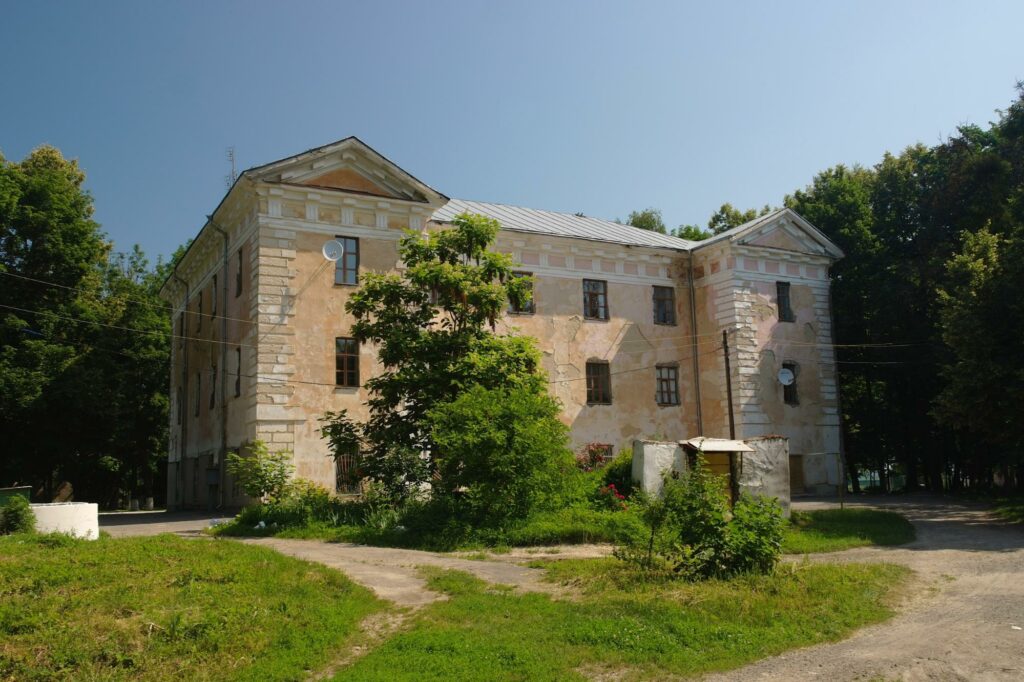 Посеред П'ятничанського парку стоїть колишній палац Грохольських, а нині – корпус обласної лікарні