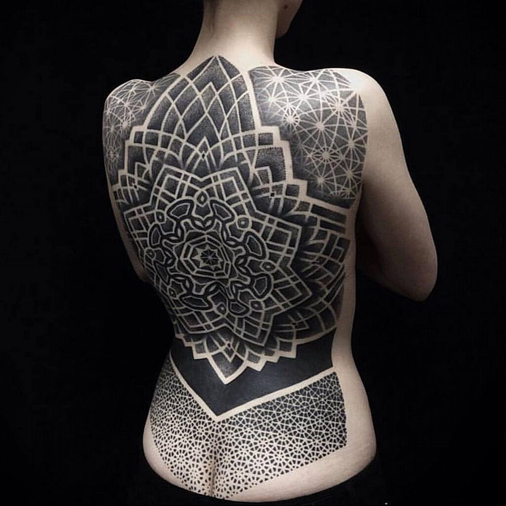 Женская татуировка в стиле Дотворк с элементами Блэкворка