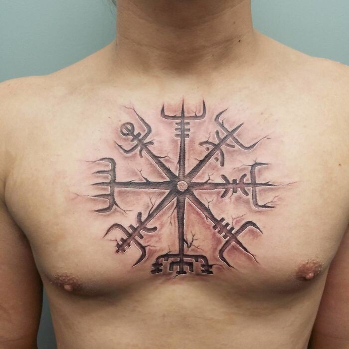 Татуювання в Скандинавському стилі на грудях