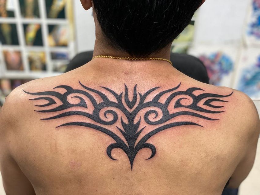 Трайбл татуювання на спині