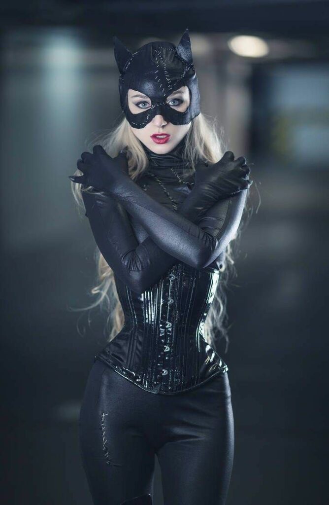 Для костюма Женщины-кошки понадобится черное трико