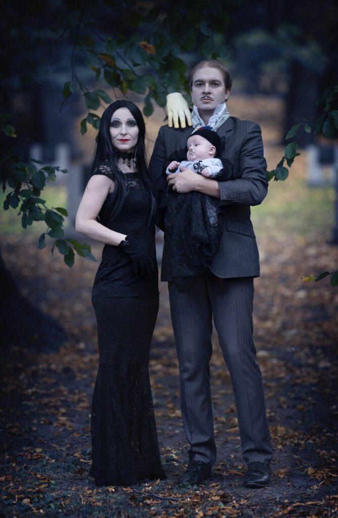 Семейка Аддамс – отличный выбор для семейных образов на Хэллоуин