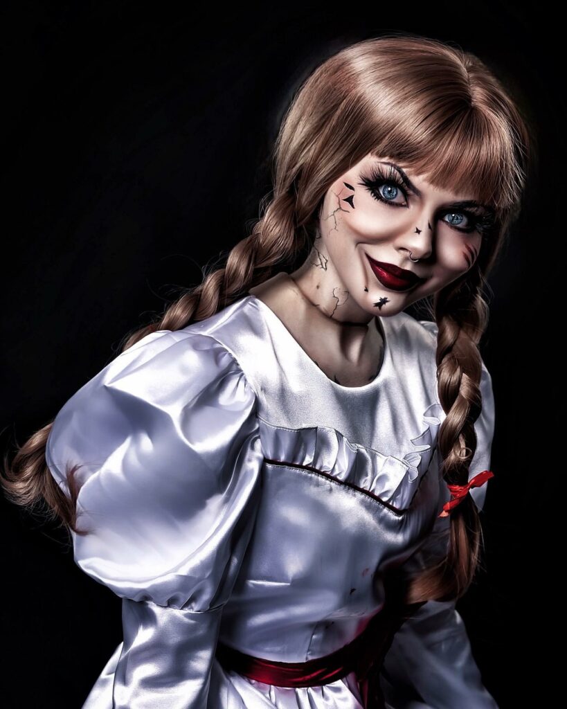 Моторошний образ ляльки Аннабель з детальним гримом, лінзами та перукою