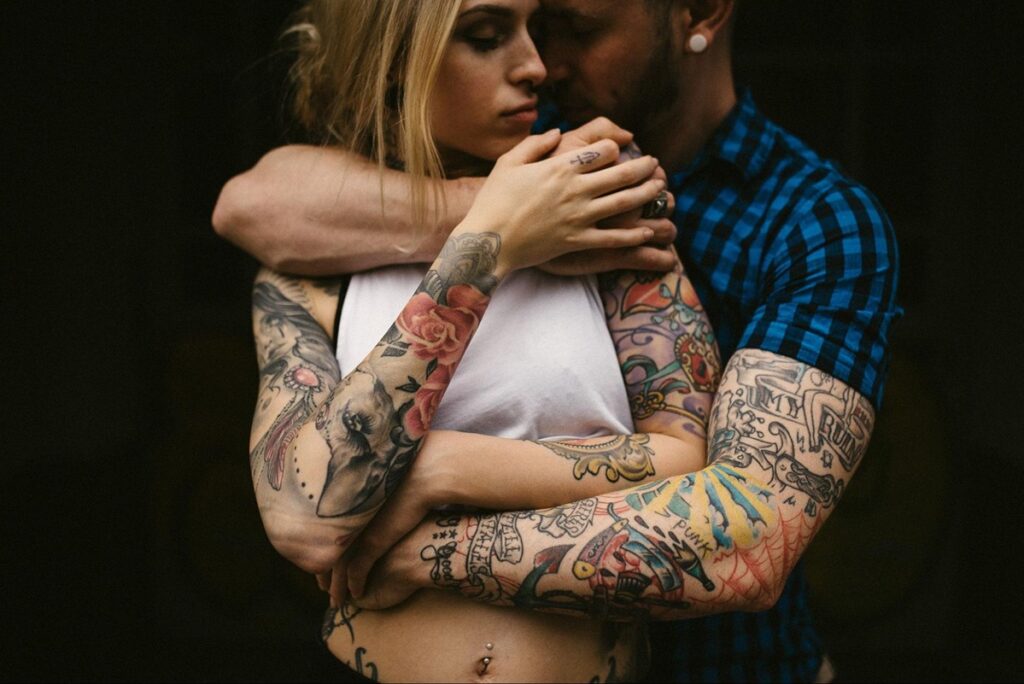Хлопець і дівчина з татуювання