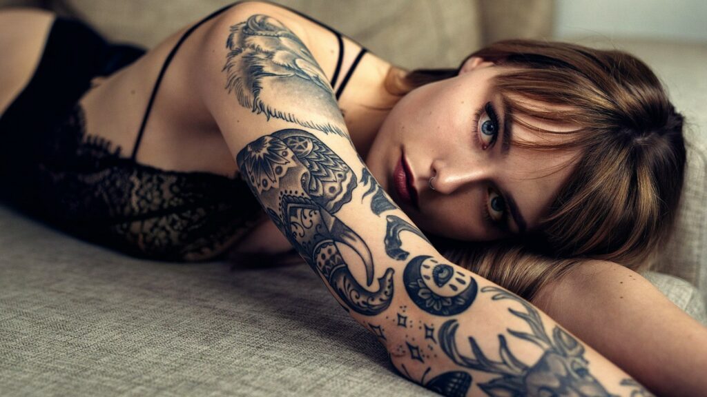 Дівчина з татуюваннями на руці