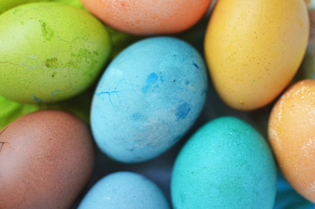 Пофарбувати яйця чаєм каркаде на Великдень