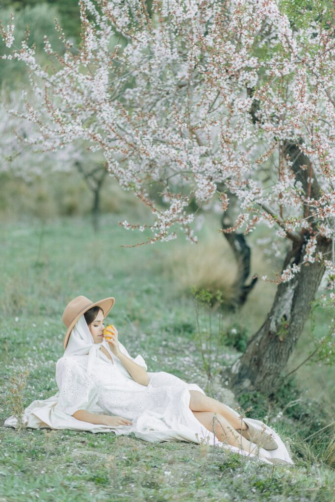 Весняне фото на тлі квітучого дерева