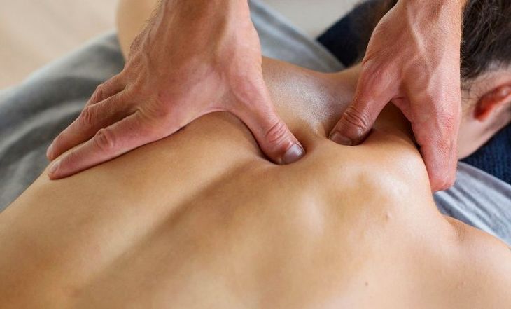 Лікувальний масаж спини при остеохондрозі