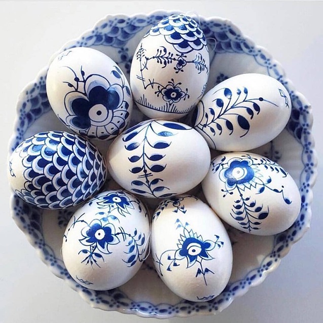 Яйця на Великдень розписані фарбою
