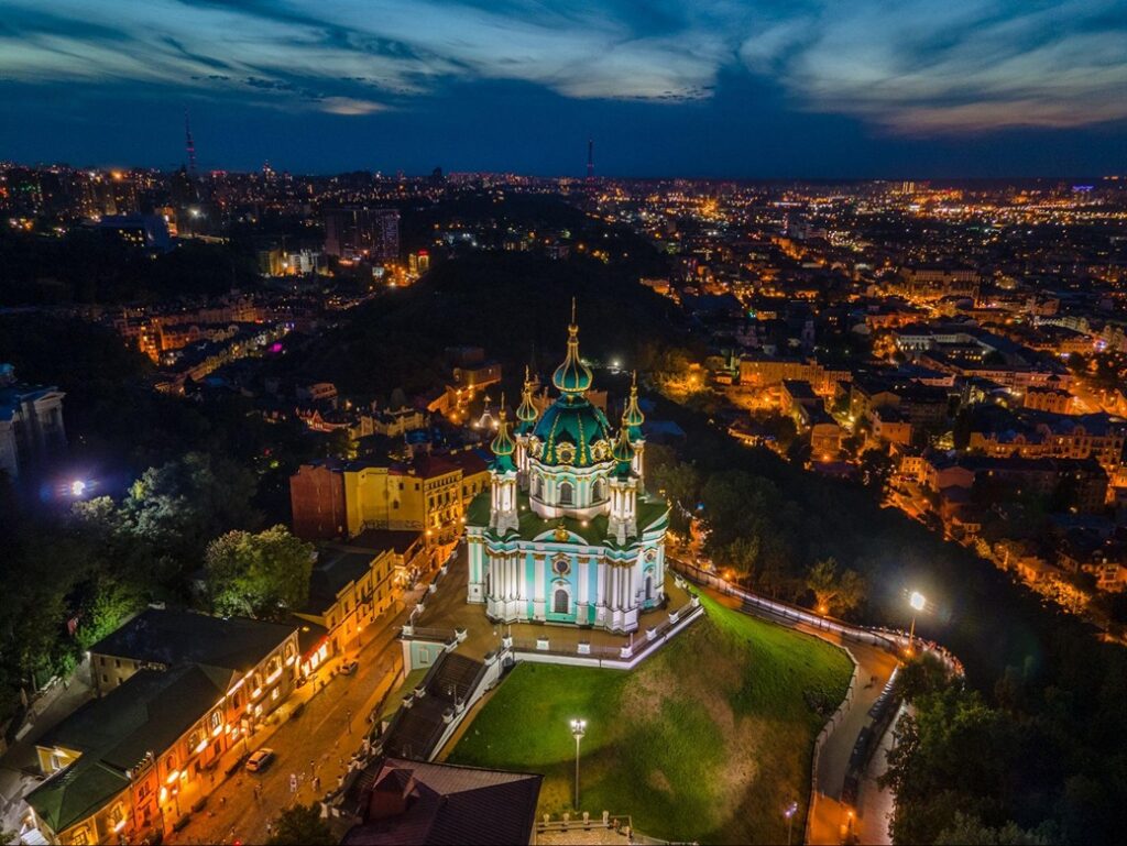 Прогулянка біля Андріївської церкви у Києві