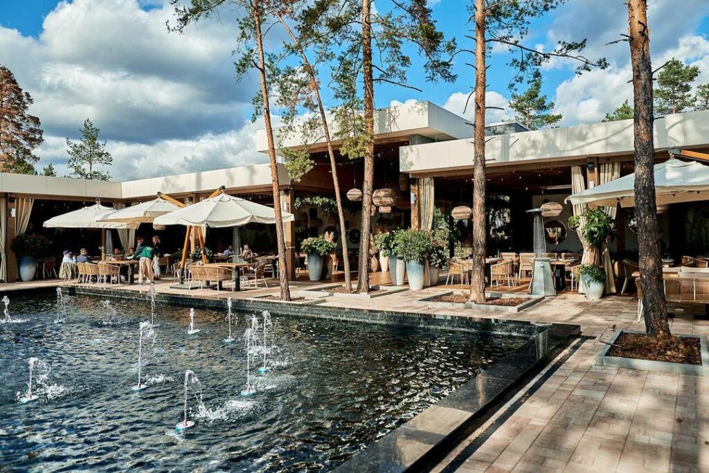Заміський ресторан «Harvest Restaurant» – місце, де можна відпочити біля басейну